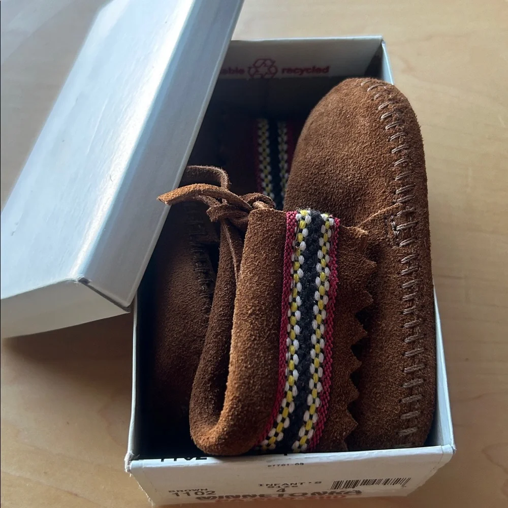 Minnetonka NWT PA•POO•SHU Moccasins INFANTS SIZE 4 with Colorful Trim
